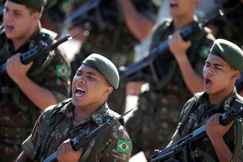 Militares durante cerimônia em Brasília: 1/3 do exército poderá ser reduzido