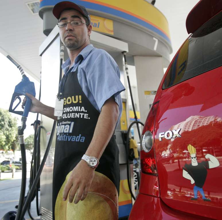 Frentista em posto de combustíveis da Ipiranga, que faz parte do grupo Ultrapar 
09/03/2007
REUTERS/Sergio Moraes