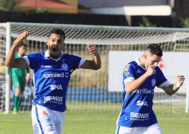 Matheus comemora um de seus gols contra o Novo Hamburgo (Foto: Diego da Rosa)