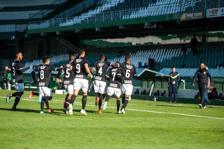 Jogadores do Corinthians festejam gol marcado no Couto Pereira (Marcelo Andrade)