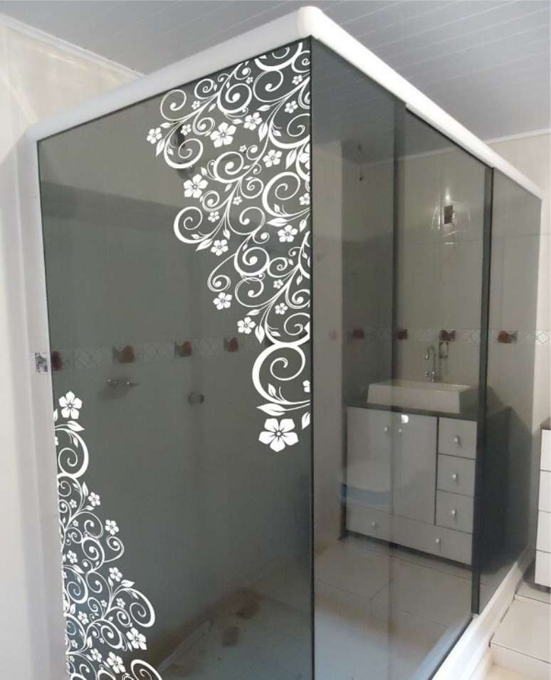 12. Adesivo para banheiro branca em forma de arabescos. Fonte: Elo7