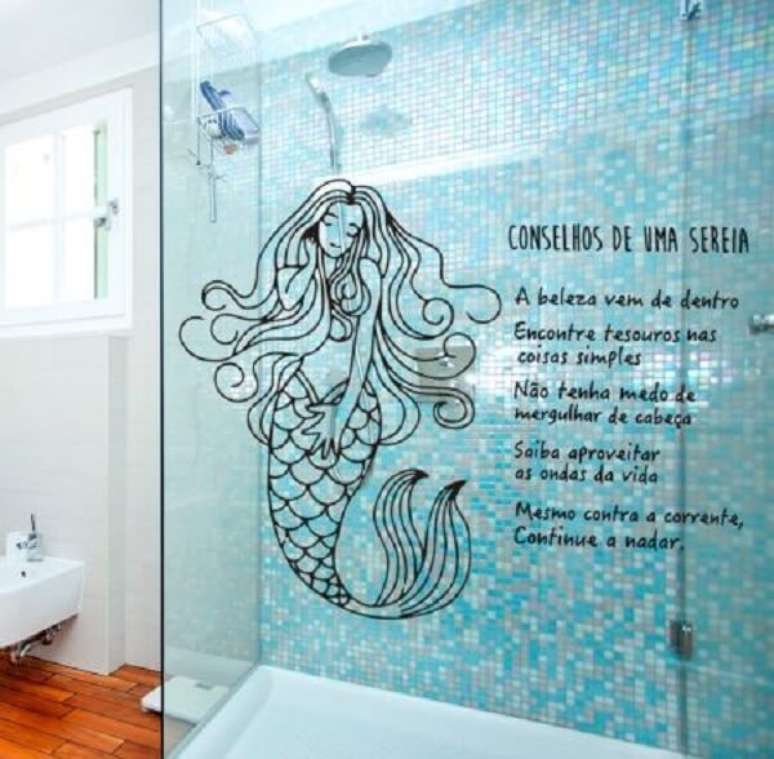 13. Adesivo para banheiro com frase de sereia. Fonte: Pinterest