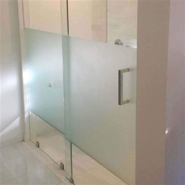 15. Adesivo para banheiro jateado delimita área no vidro. Fonte: Pinterest