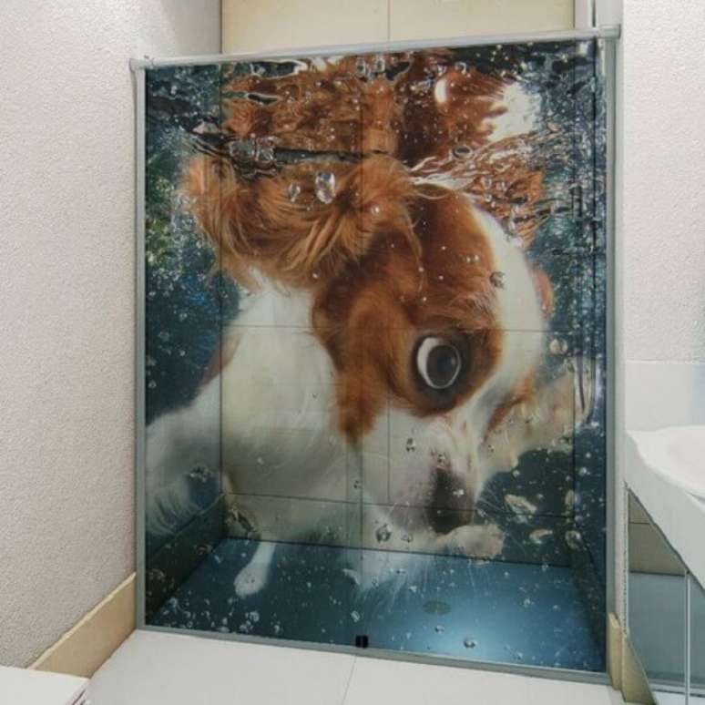 47. Adesivo para box de banheiro com desenho de cachorro. Fonte: Pinterest
