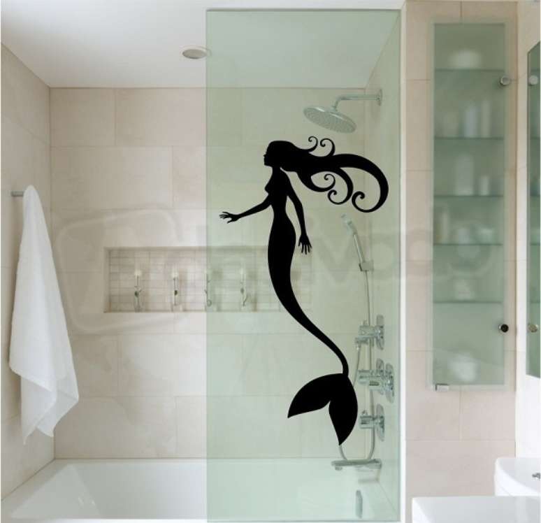 8. Adesivo para box de banheiro com desenho de sereia. Fonte: Pinterest