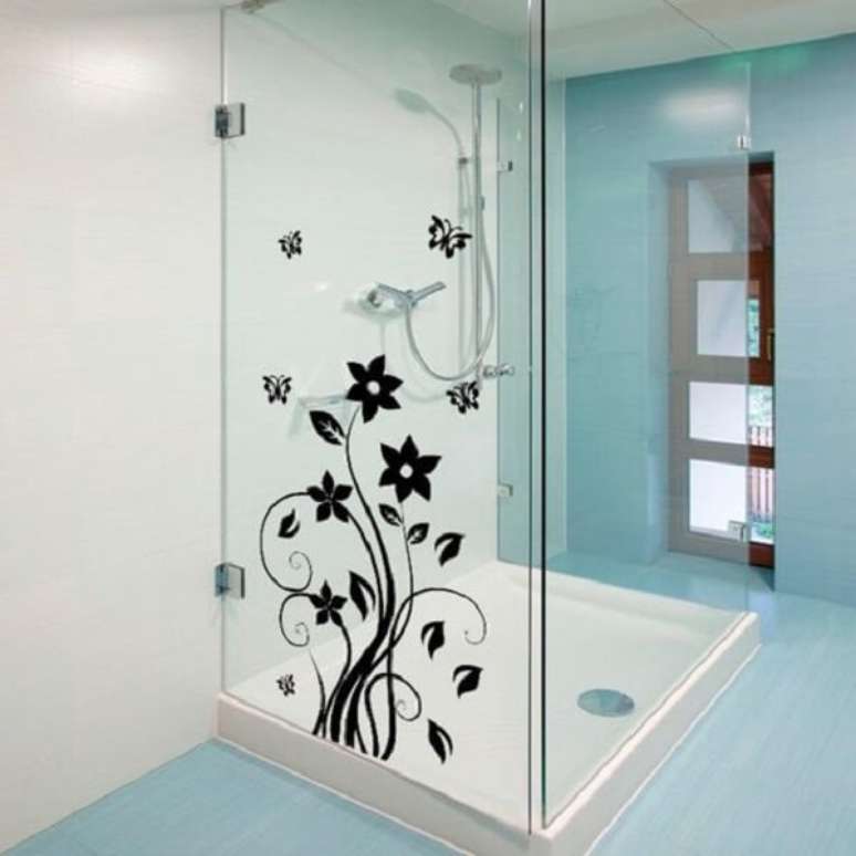 48. Adesivo para box de banheiro com desenho floral em preto. Fonte: Pinterest