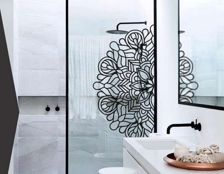 21. Adesivo para box de banheiro com metade de uma mandala. Fonte: Pinterest