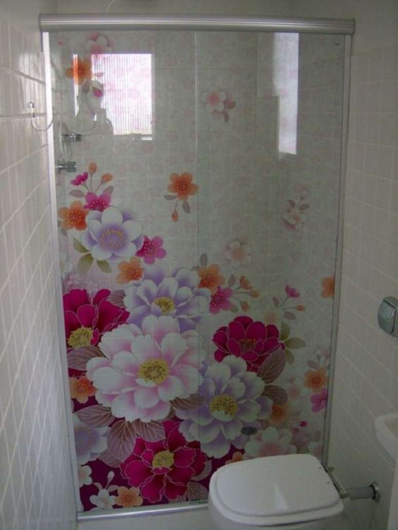 49. Adesivo para box de banheiro com tema floral. Fonte: Pinterest