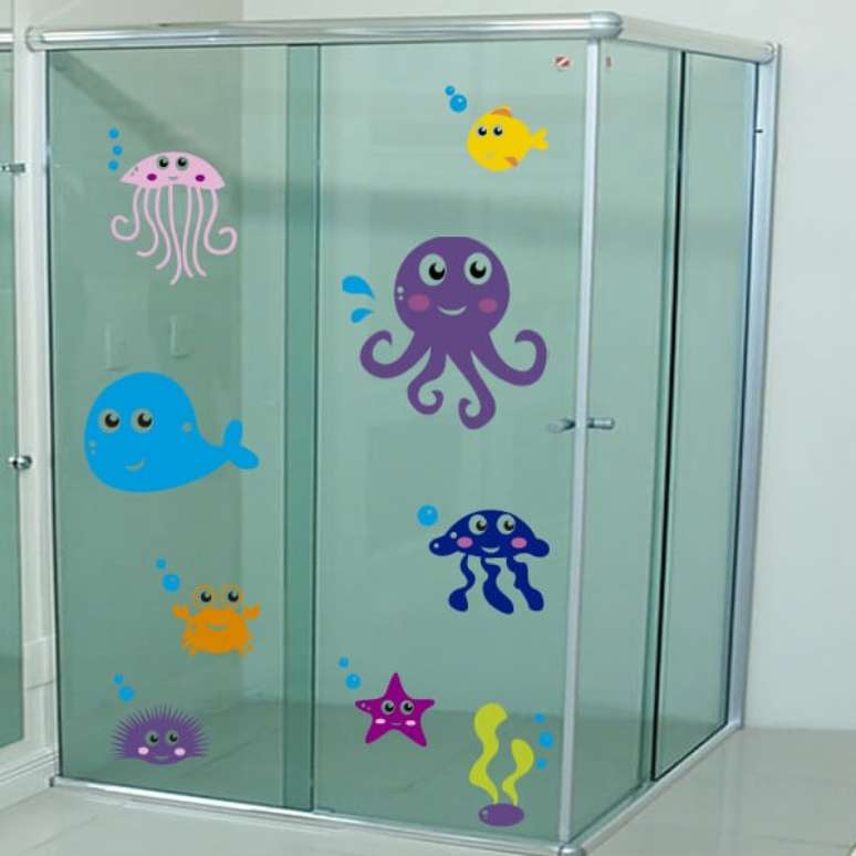 25. Adesivo para box de banheiro com temática de fundo de mar. Fonte: Pinterest