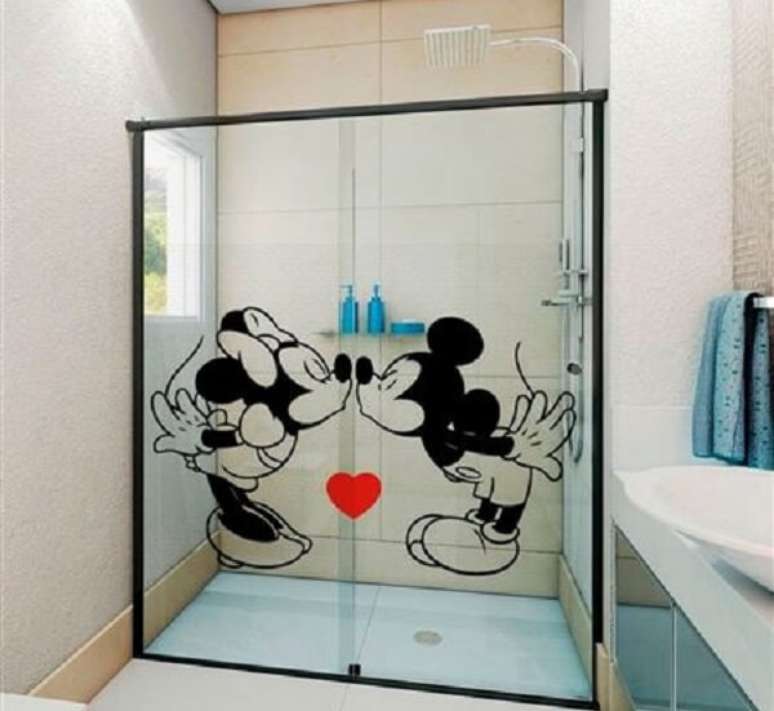 33. Adesivo para box de banheiro romântico com Minnie e Mickey. Fonte: Pinterest