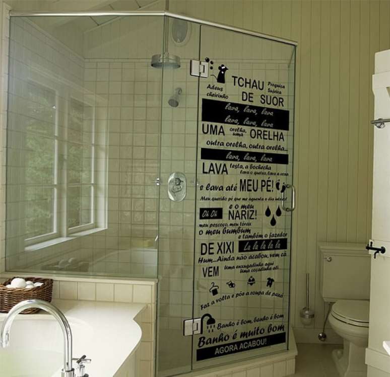 2. Adesivo para box de banheiro vers&atilde;o Castelo R&aacute; Tim Bum. Fonte: Pinterest