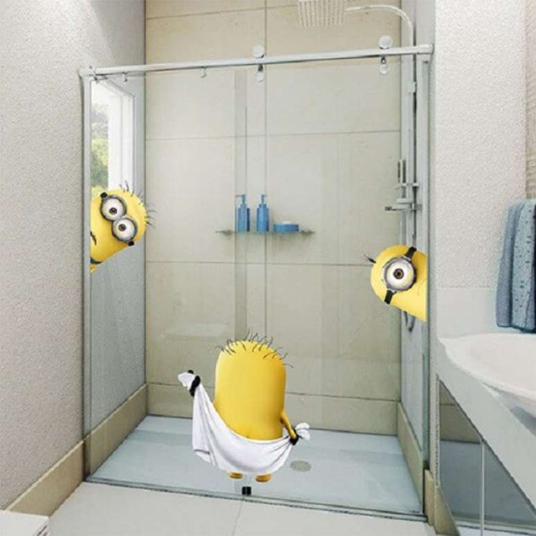34. Adesivo para box de banheiro feito com personagens do filme Minions. Fonte: Pinterest