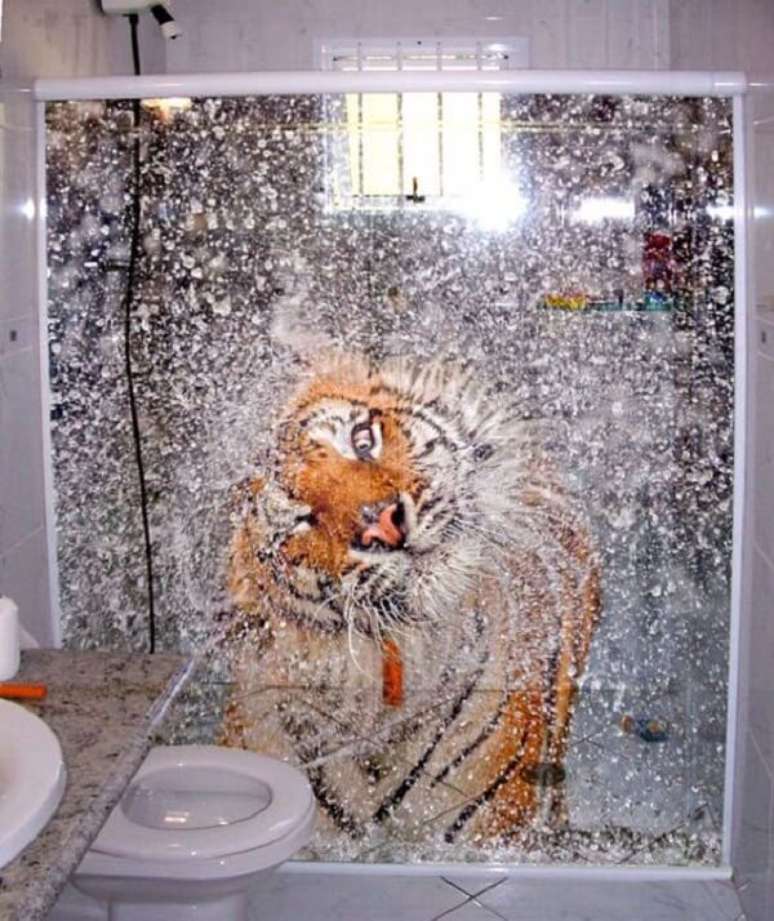 51. Decore de um jeito diferente incluindo adesivo para box de banheiro. Fonte: Pinterest