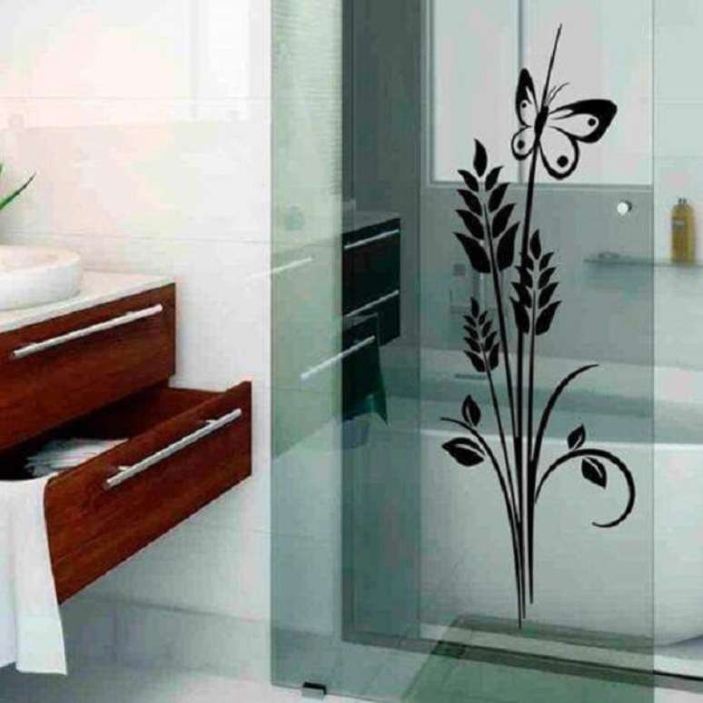 36. Detalhes que encantam como essa flor feita de adesivo para box de banheiro. Fonte: Pinterest