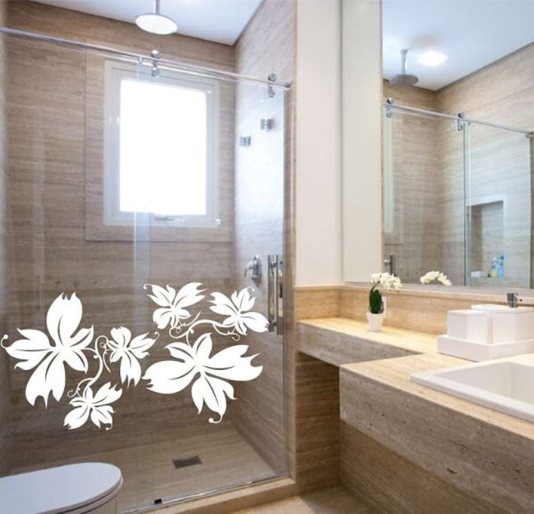 37. Invista em temas florais para adesivo para box de banheiro. Fonte: Pinterest