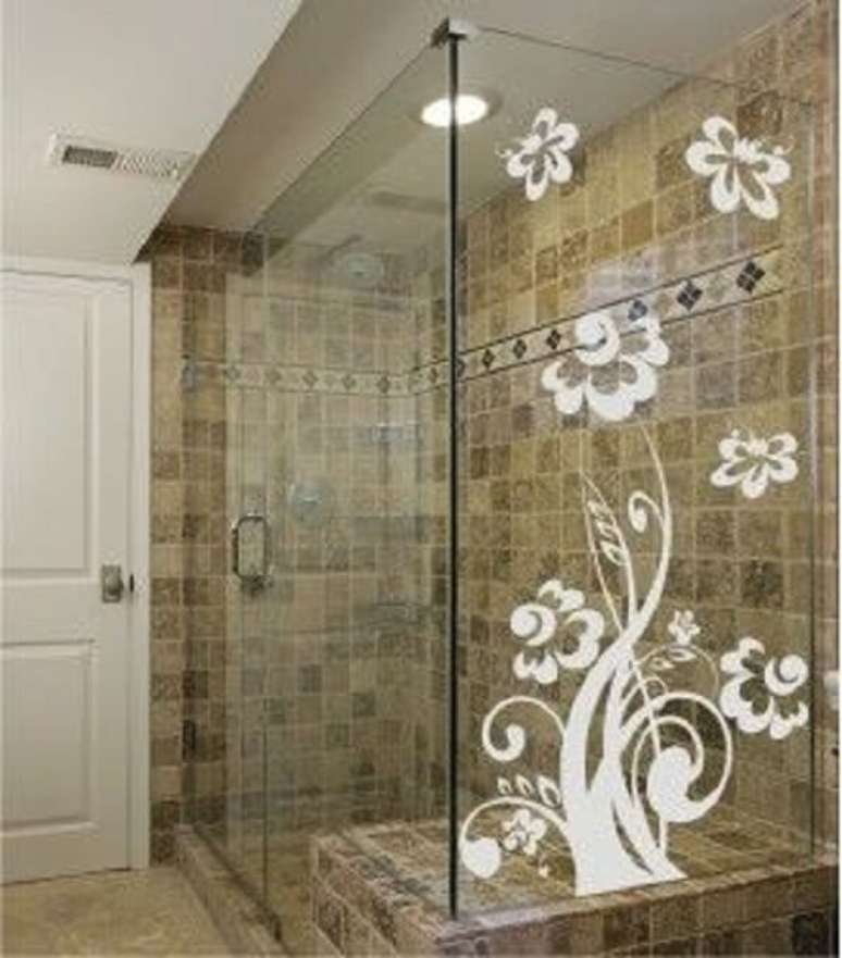 52. Modelo de adesivo para box de banheiro branco com desenho de flores. Fonte: Pinterest