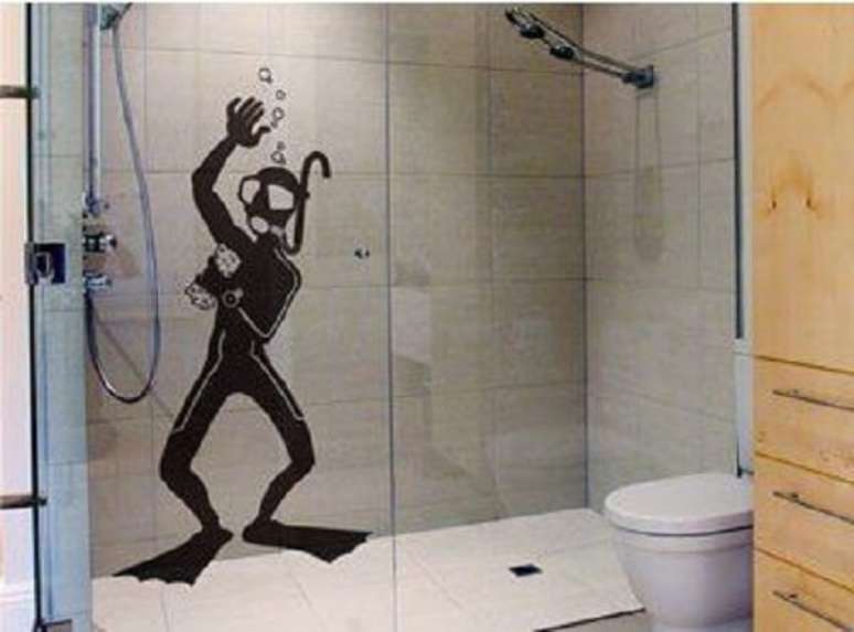 53. Modelo de adesivo para box de banheiro com desenho criativo. Fonte: Pinterest