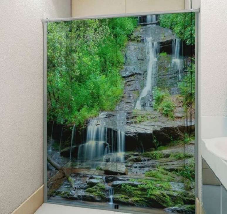 56. Modelo de adesivo para box de banheiro com desenho de cachoeira. Fonte: Pinterest