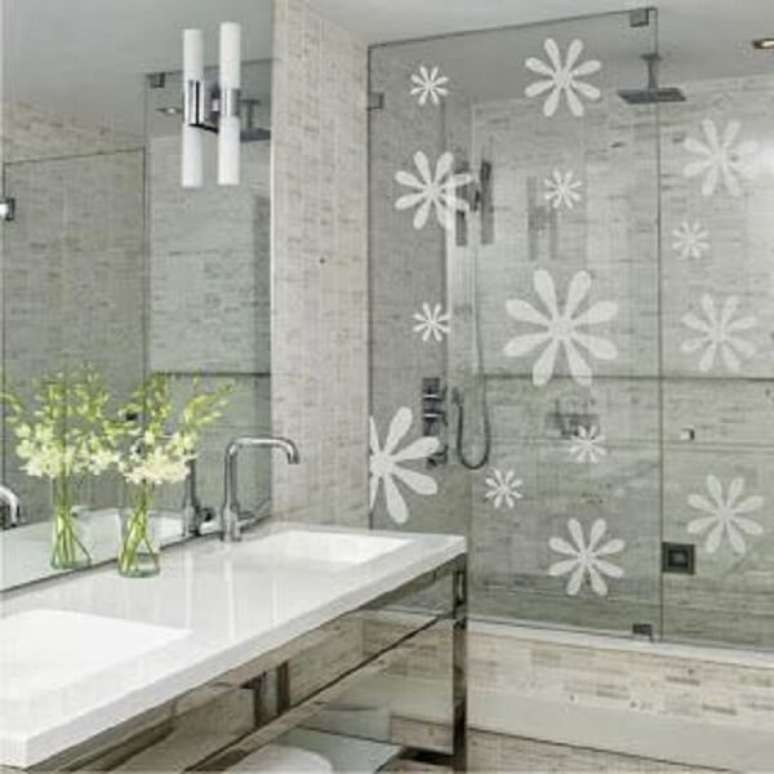 58. Modelo de adesivo para box de banheiro com desenho de flores. Fonte: Pinterest