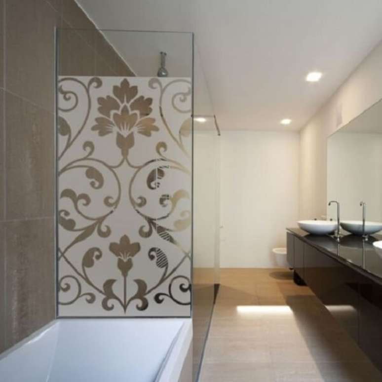 62. Modelo de adesivo para box de banheiro jateado com tem&aacute;tica floral. Fonte: Pinterest