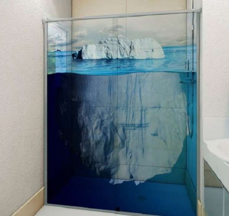 65. Modelo de adesivo para box de banheiro simulando um Iceberg. Fonte: Pinterest