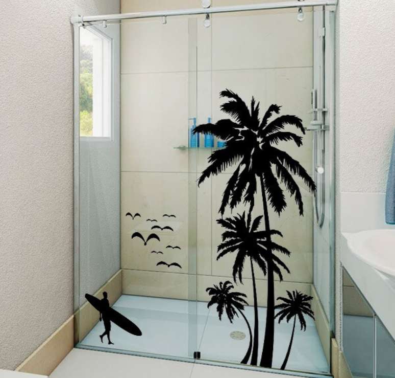 42. Os moradores optaram por escolher um adesivo para box de banheiro com design de surfista. Fonte: Pinterest