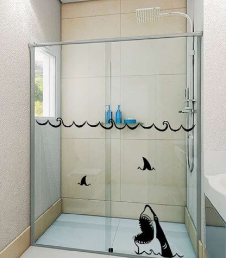 46. Tubarão à vista com esse adesivo para box de banheiro. Fonte: Pinterest