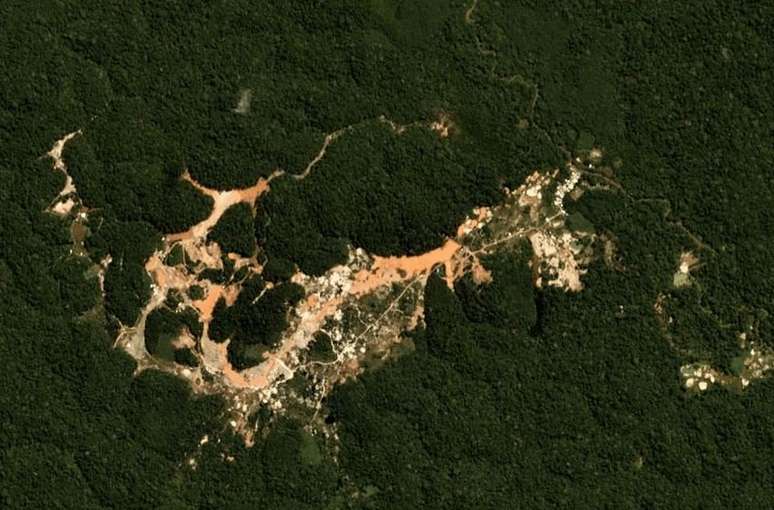 Desmatamento provocado por garimpo perto da Terra Indígena Wajãpi, no Pará