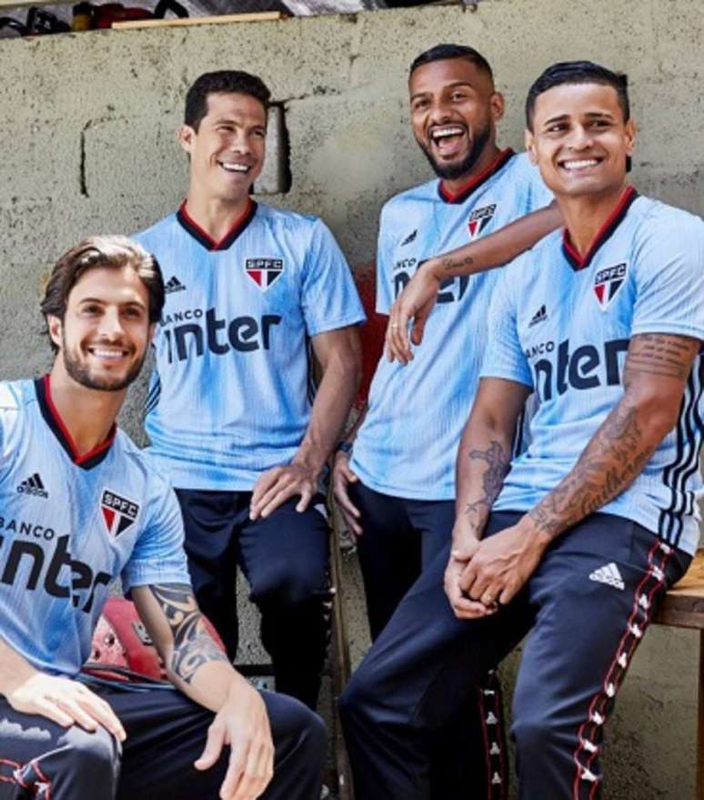 São Paulo lançou a nova terceira camisa em homenagem ao Uruguai