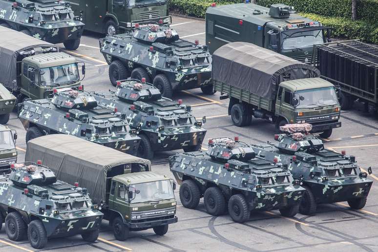 Veículos militares estacionados perto de estádio em Shenzhen, na China
15/08/2019 REUTERS/Thomas Peter 