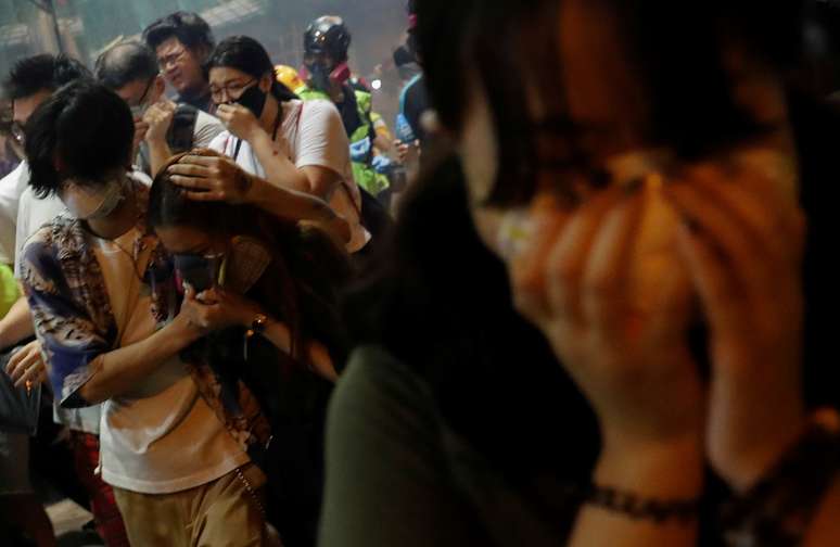 Manifestante atingidos por gás lacrimogêneo em Sham Shui Po, Hong Kong 14/8/2019 REUTERS/Tyrone Siu