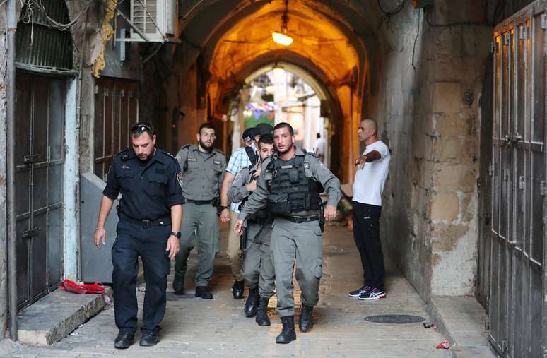 Agentes israelenses de segurança caminham próximo ao local onde palestinos foram baleados após esfaquearem policial
15/08/2019
REUTERS/Ammar Awad