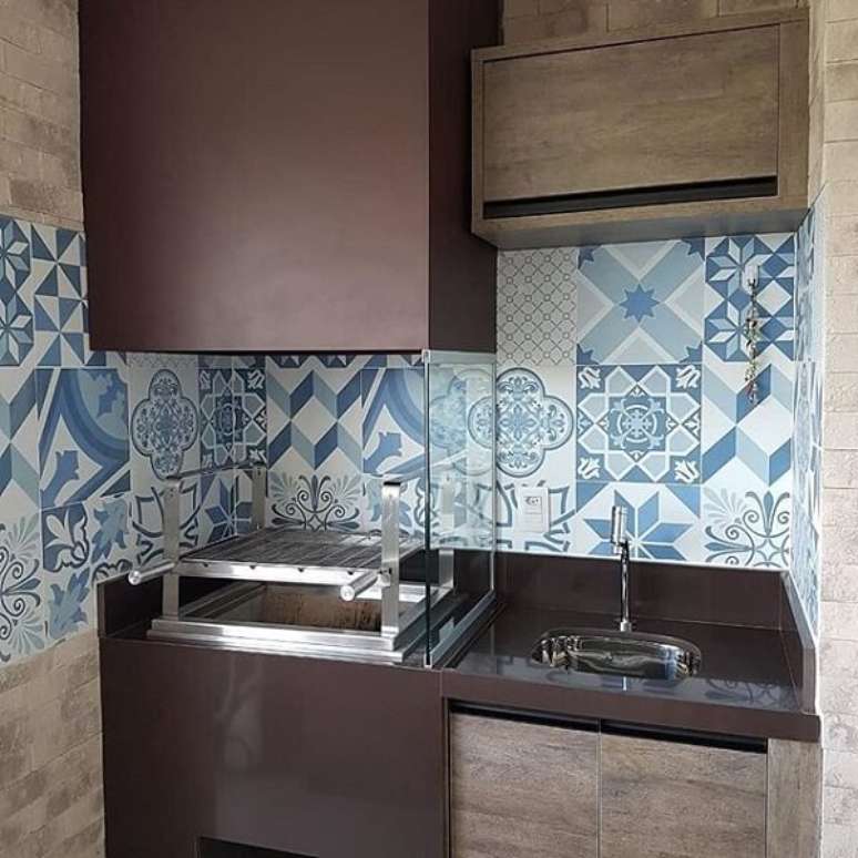 63. &Aacute;rea de lazer compacta com churrasqueira de vidro. Fonte: Pinterest