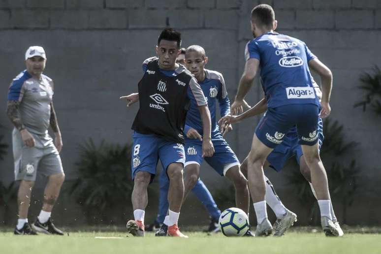 Cueva retornou às atividades do Santos nesta quinta-feira, no CT Rei Pelé (Foto: Ivan Storti/Santos)