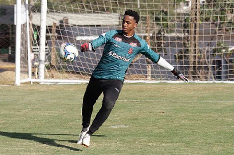 O goleiro Carlos Eduardo quer boa sequência do Brasil de Pelotas na Série B (Foto: Divulgação/Brasil de Pelotas)