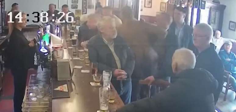Conor McGregor agrediu idoso em bar na Irlanda, envolvendo-se em nova polêmica (Reprodução/ Youtube)