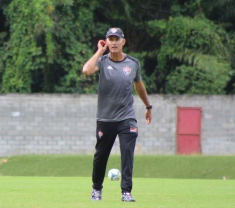 Técnico Carlos Amadeu viu com bons olhos a viagem de ônibus (Divulgação/Tiwtter/E.C Vitória)