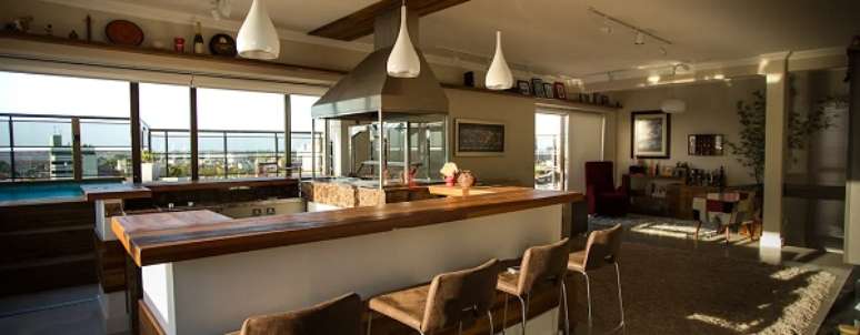 49. &Aacute;rea gourmet com churrasqueira de vidro &eacute; o centro das aten&ccedil;&otilde;es nessa resid&ecirc;ncia. Fonte: Pinterest