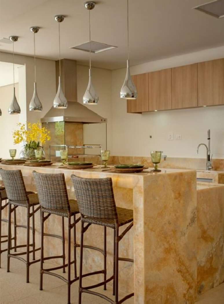 17. Churrasqueira de vidro encanta a decora&ccedil;&atilde;o desta &aacute;rea gourmet. Fonte: Decor Salteado