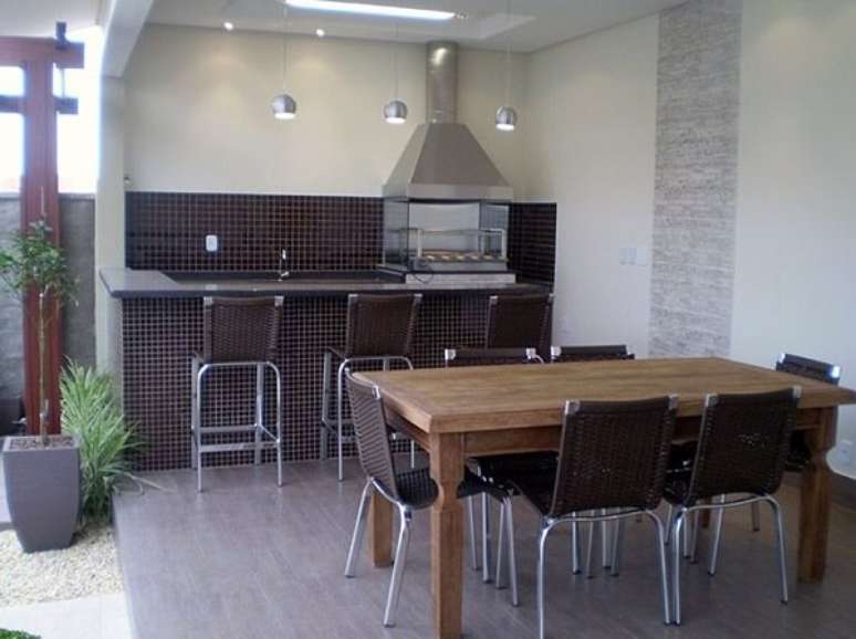 66. Churrasqueira de vidro com coifa de inox para &aacute;rea de lazer pequena. Fonte: Pinterest