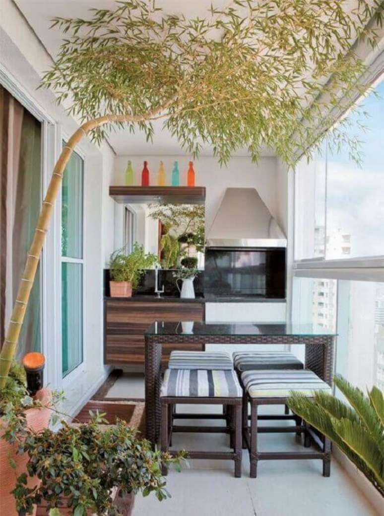 35. Varanda gourmet de apartamento conta com a presen&ccedil;a de uma churrasqueira de vidro. Fonte: Pinterest