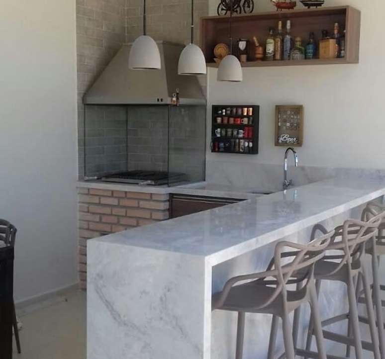 53. Churrasqueira de vidro com base feita em tijolinhos. Fonte: Pinterest