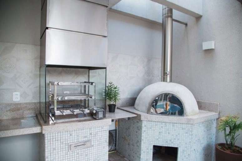67. Churrasqueira de vidro instalada ao lado do forno de pizza. Fonte: Pinterest