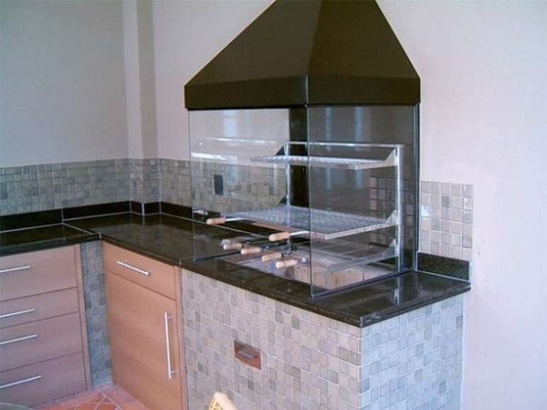 20. Churrasqueira de vidro e inox para &aacute;rea de lazer pequena. Fonte: Casa e Festa