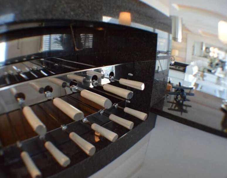 11. Churrasqueira el&eacute;trica embutida na bancada de granito preto. Projeto por Paulinho-Peres