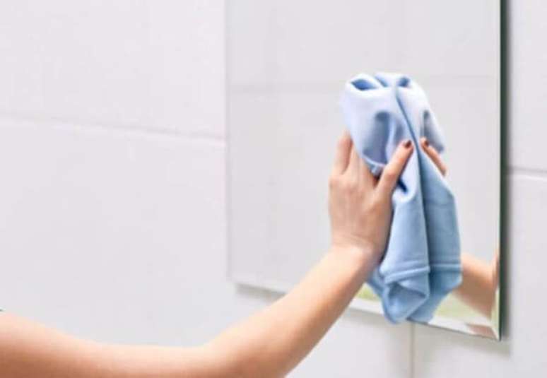 5. Como limpar espelho sem manchar – Por: Pinterest