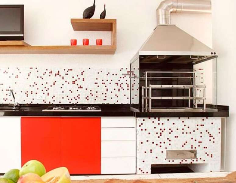 40. Pequena &aacute;rea gourmet com cooktop e churrasqueira de vidro. Fonte: Pinterest