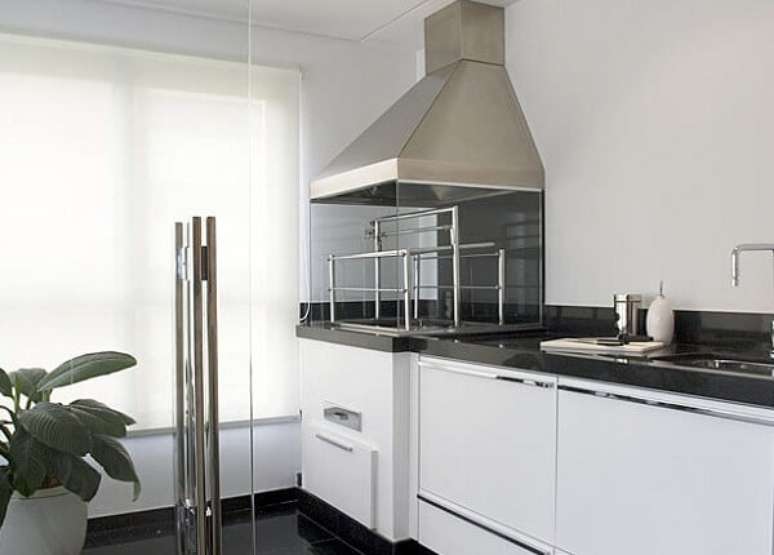 42. &Aacute;rea gourmet pequena com decora&ccedil;&atilde;o clean e churrasqueira de vidro. Fonte: Eu Amo Decora&ccedil;&atilde;o