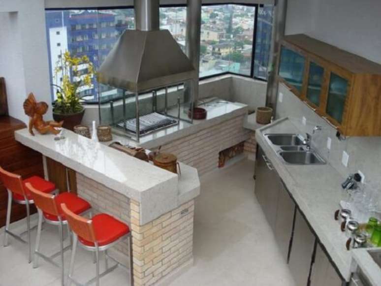 2. &Aacute;rea gourmet pequena planejada conta com a presen&ccedil;a da churrasqueira de vidro. Fonte: Projeto Habitiss&iacute;mo