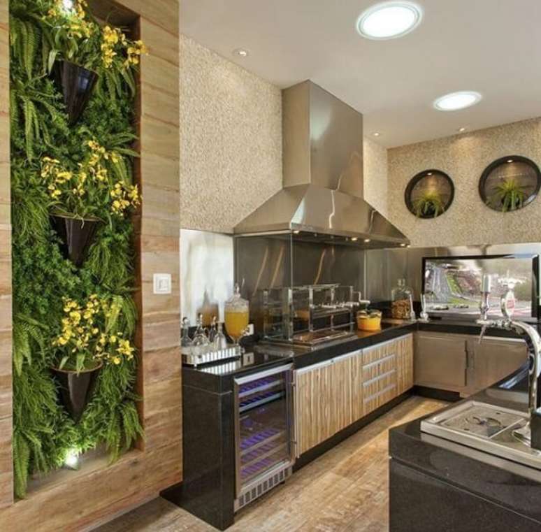 23. Jardim vertical e churrasqueira de vidro para &aacute;rea gourmet. Fonte: Pinterest